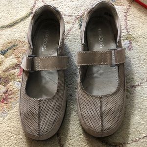 Aerosoles bookend Ladies NIB Beige Leather Flat Mary Jane Style Sz 8.5